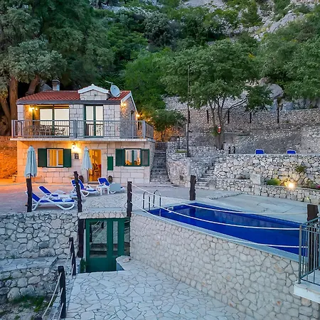 Stonehouse Villa *