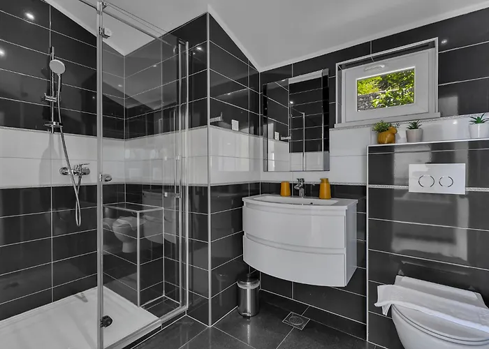 Stonehouse * Makarska