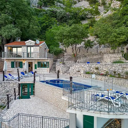 Stonehouse Villa *